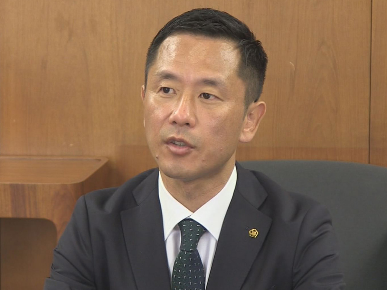 多治見市長選で初当選した高木貴行市長が1日、市役所に初登庁し、「ワンチームとなっ...