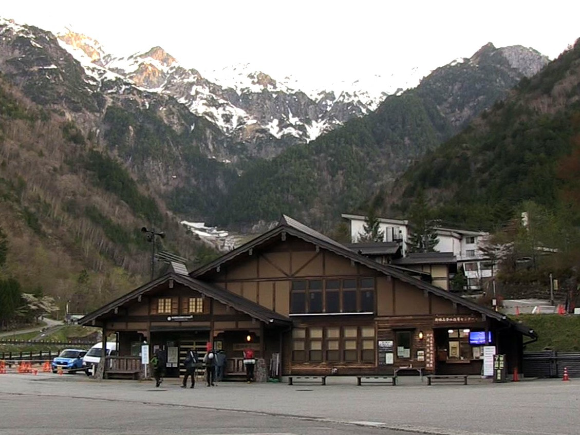 大型連休を利用して北アルプスを訪れる登山者に安全な登山を呼びかける啓発活動が、高...