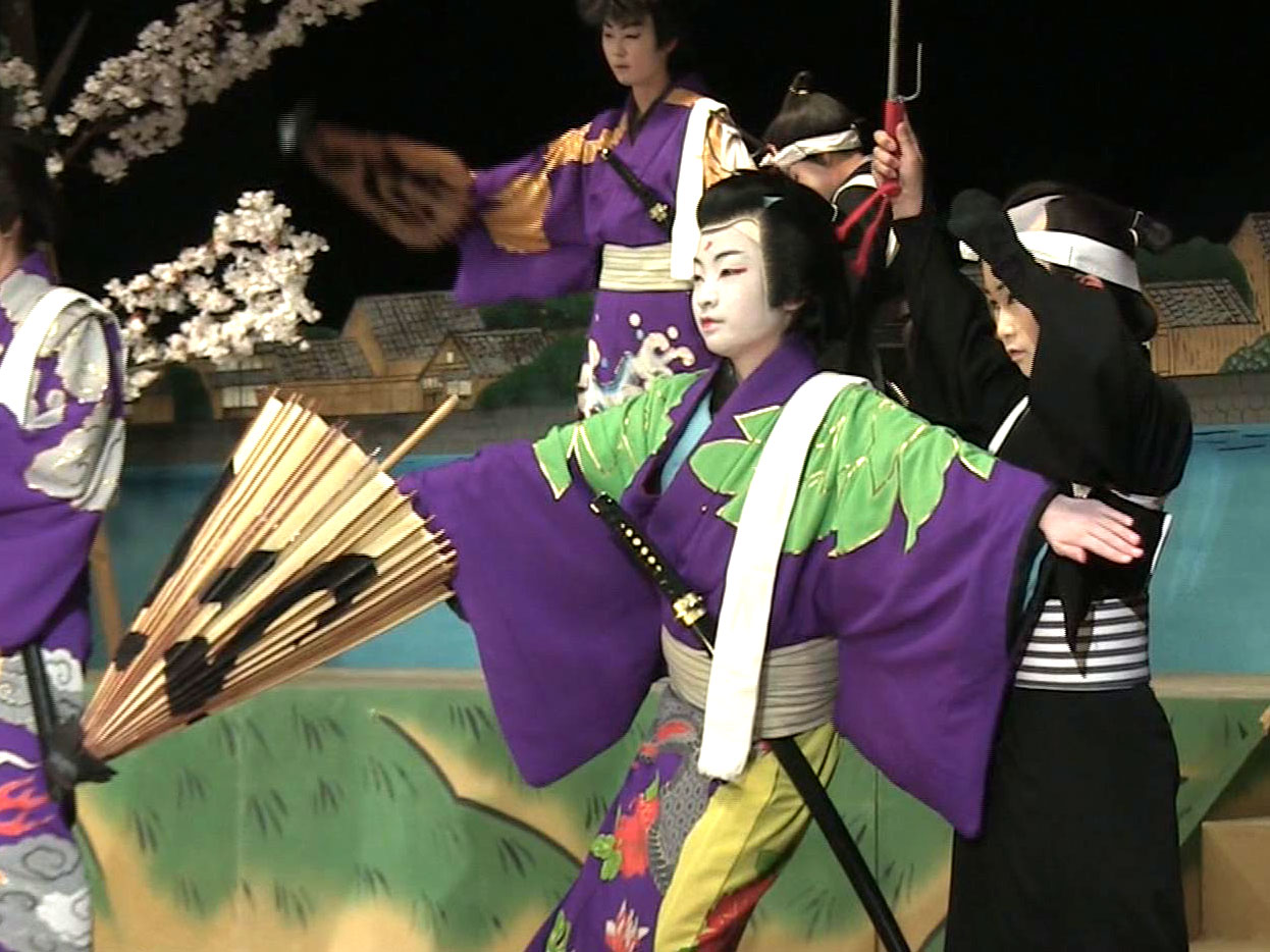 下呂市にある地歌舞伎小屋「鳳凰座」で４年ぶりに定期公演が開かれ、地元の素人役者た...