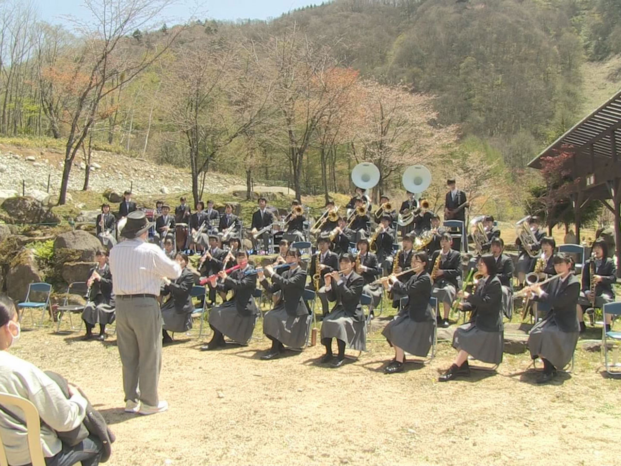 高山市奥飛騨温泉郷の新穂高ロープウェイで春の音楽祭が開かれ、地元の高校生による4...