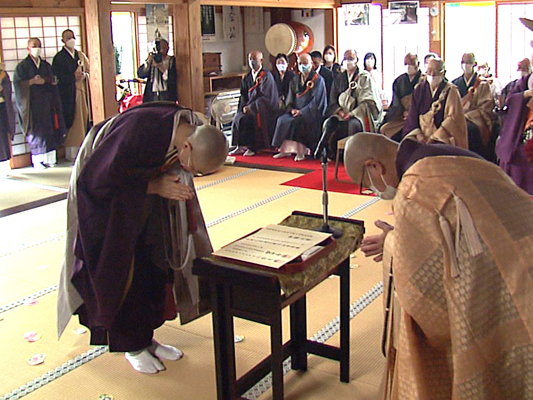 美濃加茂市にある小山寺で新たな住職を迎える就任儀式「晋山式」が行われ、各寺院の関...
