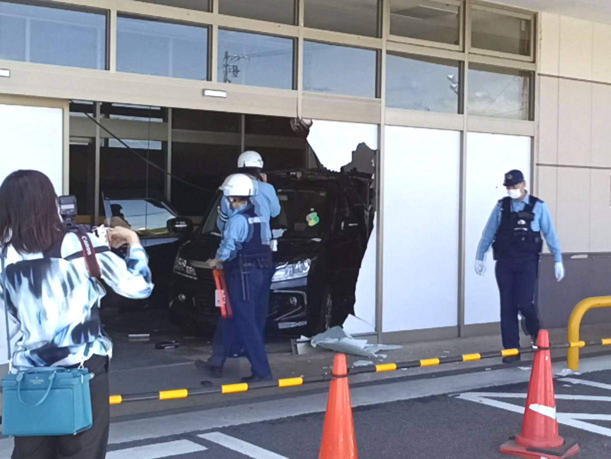 ８日午前、関市のスーパーで、高齢の男性が運転する乗用車が店の倉庫に突っ込む事故が...