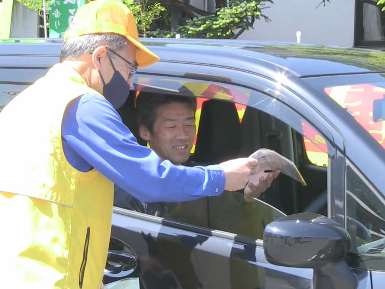 春の全国交通安全運動が11日から始まり、下呂市のドライブインでは、警察官らがドラ...
