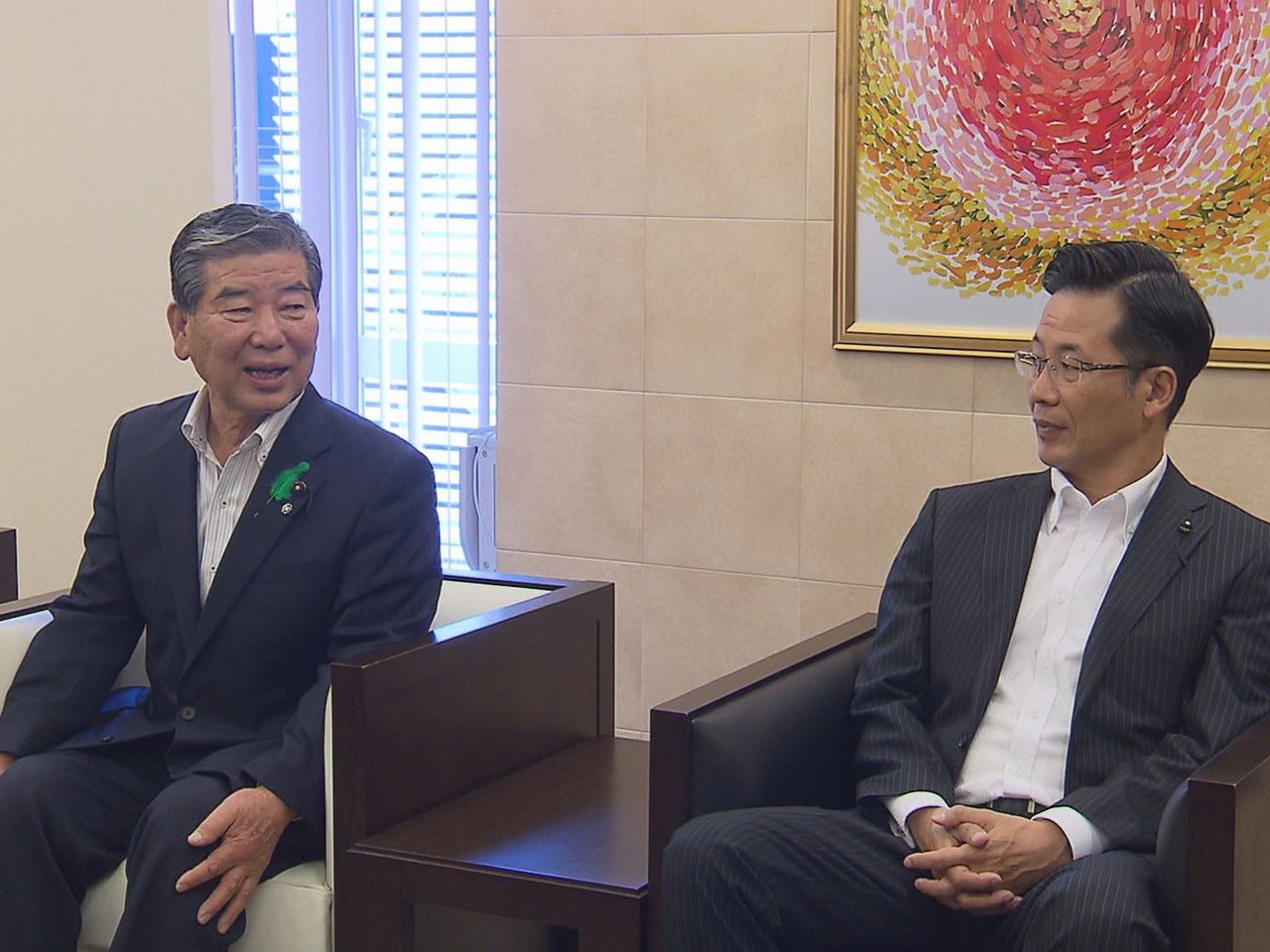 ５月９日に県議会の議長に就任した野島征夫氏と副議長に就任した田中勝士氏が１１日、...