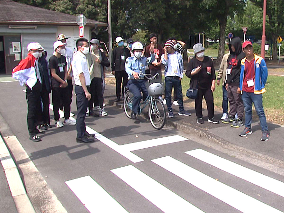 来日して間もない外国人技能実習生に日本の交通ルールを学んでもらおうと、岐阜市で１...
