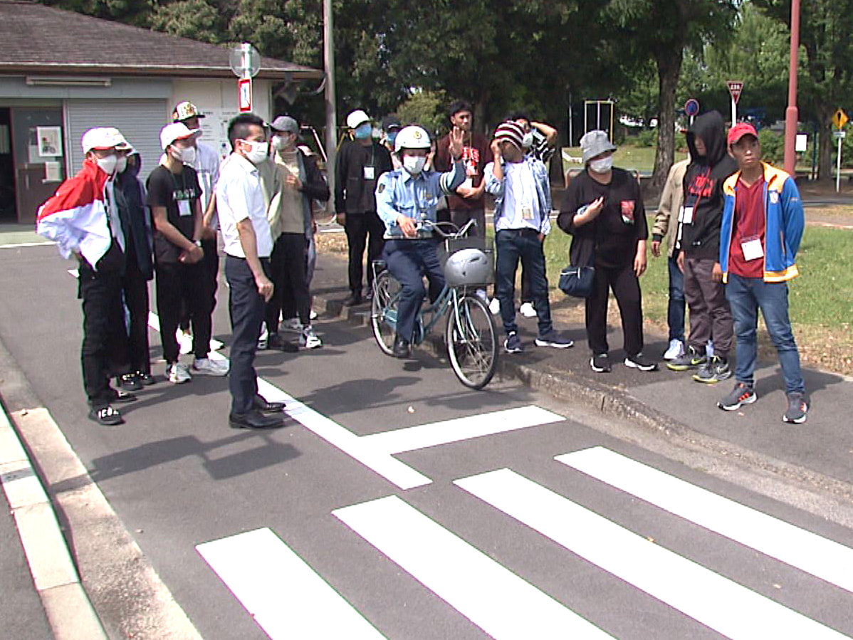 来日して間もない外国人技能実習生に日本の交通ルールを学んでもらおうと、岐阜市で1...