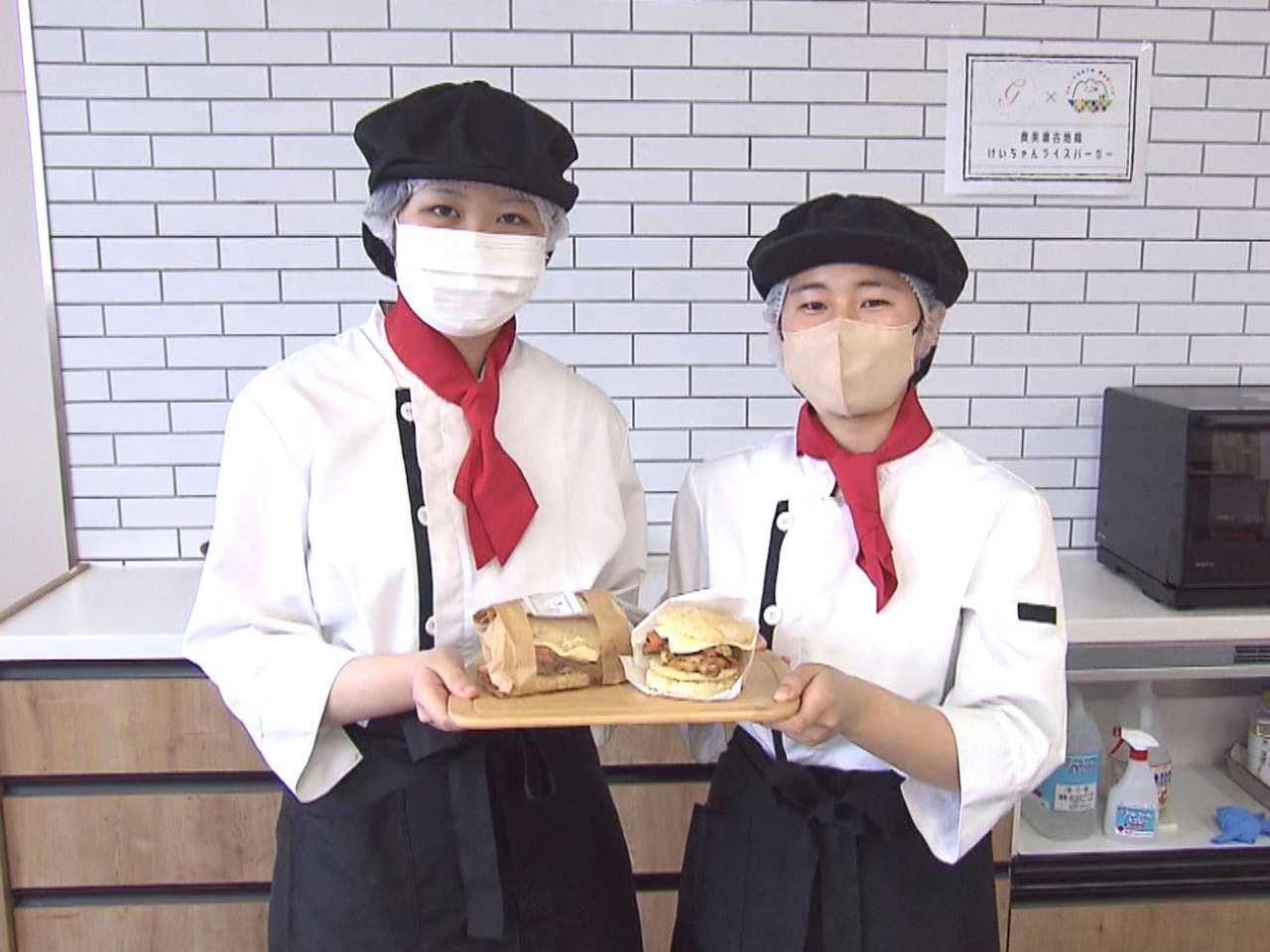 山県市で限定販売される高校生が考えたライスバーガーの調理の実演が19日、岐阜女子...