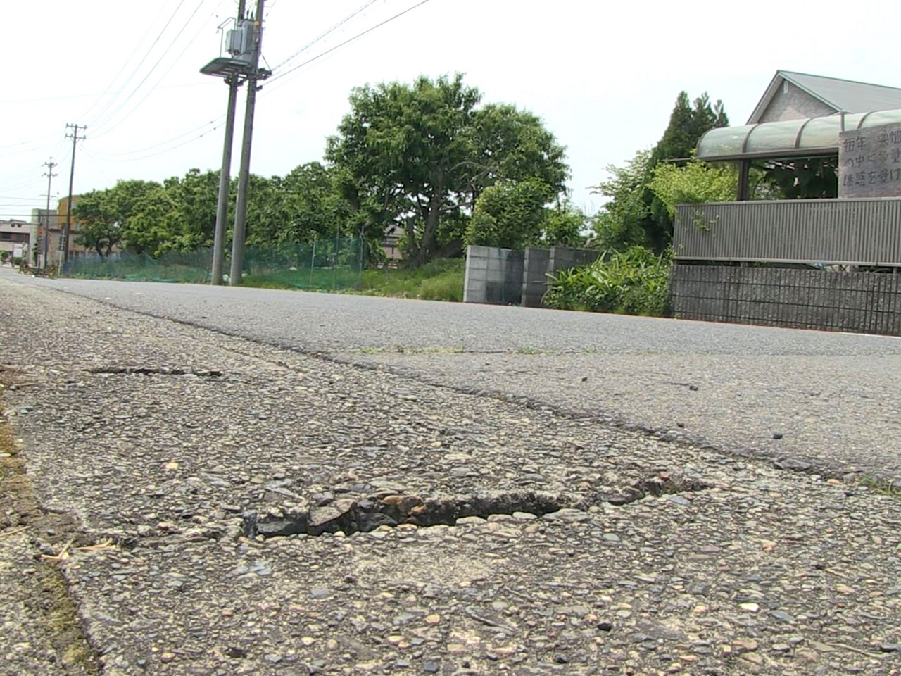 可児市の県道で22日、道路を歩いていた高齢の男性が車にはねられ、大けがをしました...