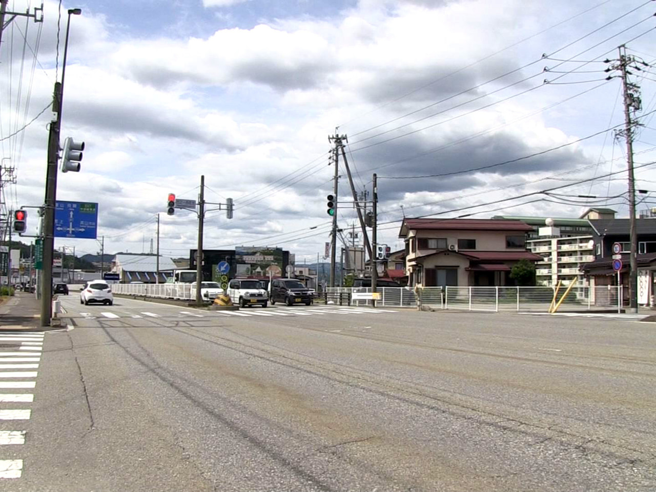 25日午前、高山市の国道交差点で、横断歩道を渡っていた女性(86)が車にはねられ...