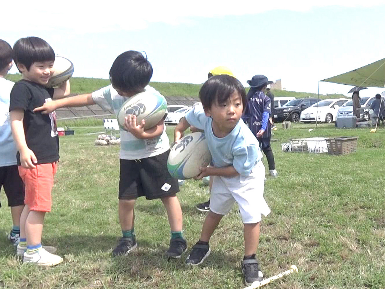 子どもたちを対象にしたタグラグビーの体験会が４日、岐阜市で開かれ、参加者がラグビ...