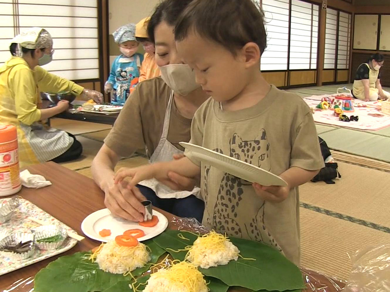 飛騨市で朴葉寿司（ほおばずし）づくりの講座が開かれ、参加した親子が郷土食のぬくも...