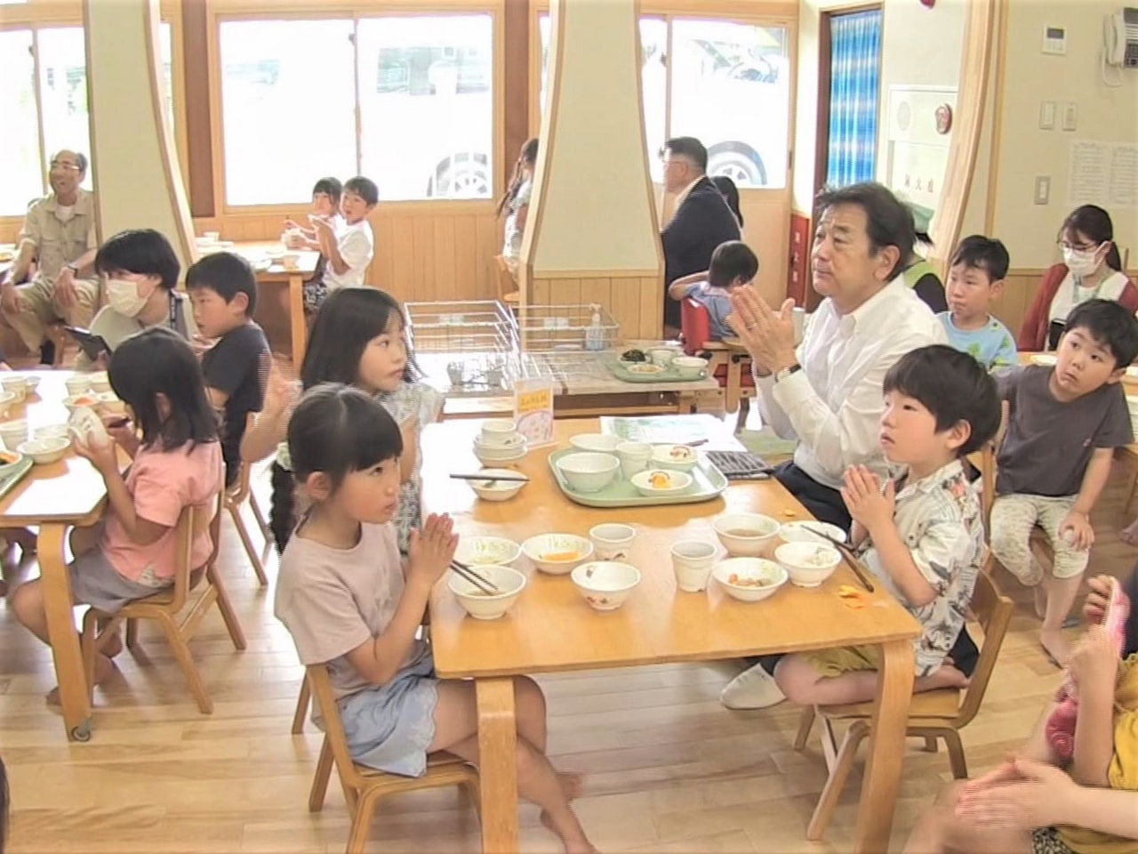 高山市の保育園で、給食の食材を提供してもらっている地元の野菜生産者らを招いて給食...