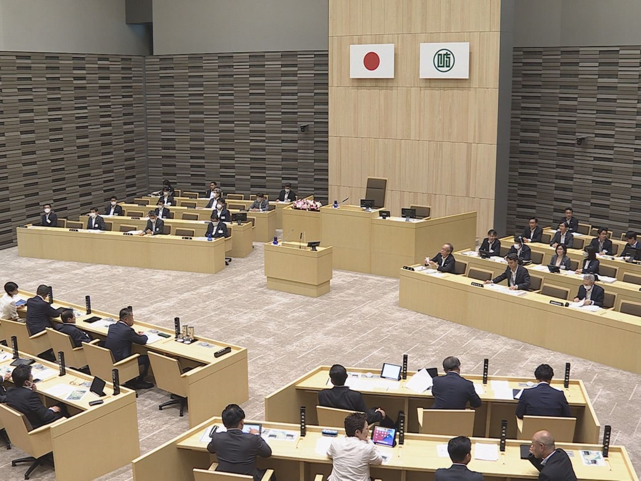 岐阜県議会は２８日から一般質問が始まり、県教育委員会は、県内で新たに教員として働...