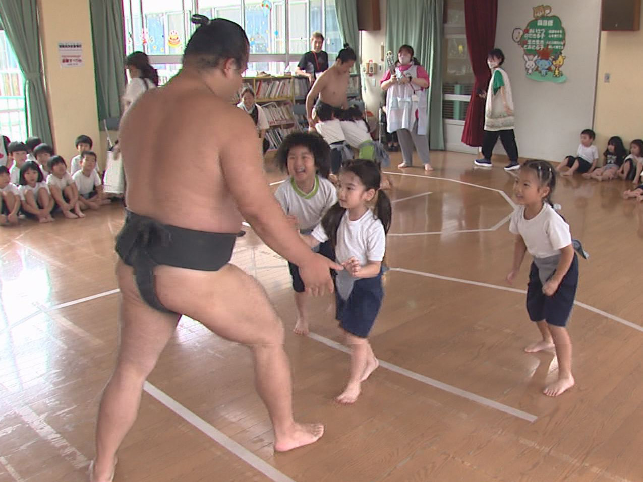 7月9日に開幕する大相撲名古屋場所を前に30日、立浪部屋の力士が岐阜市のこども園...