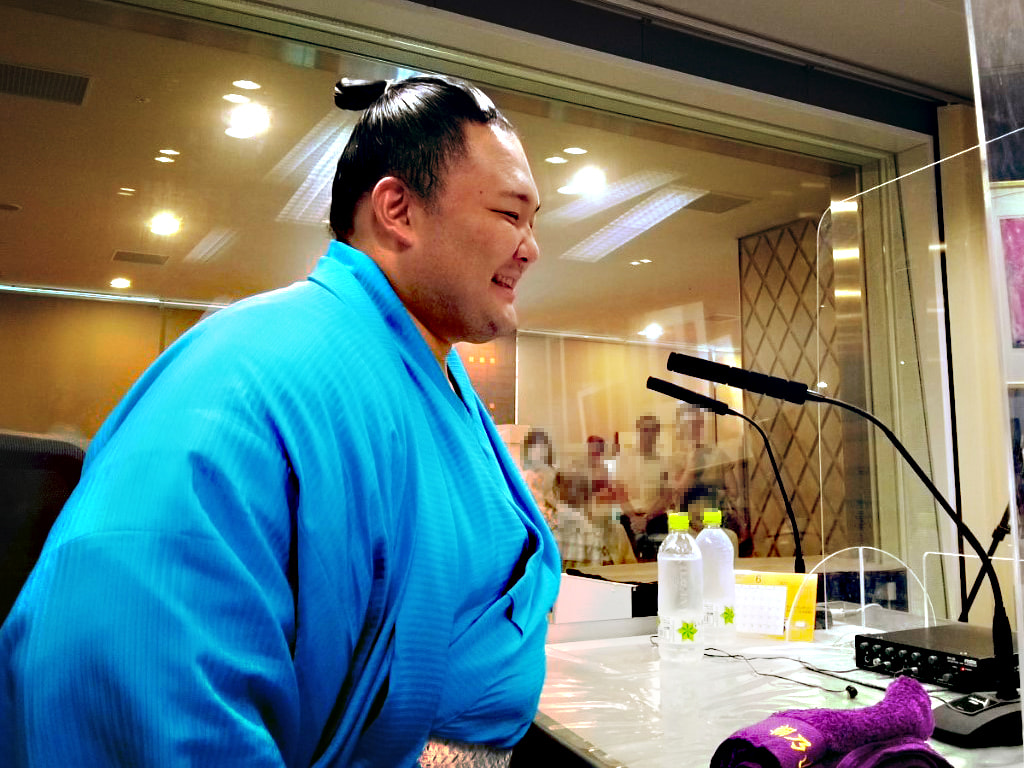大相撲名古屋場所を前に元大関の朝乃山が3日、岐阜放送本社を訪れ、三役復帰への意気...