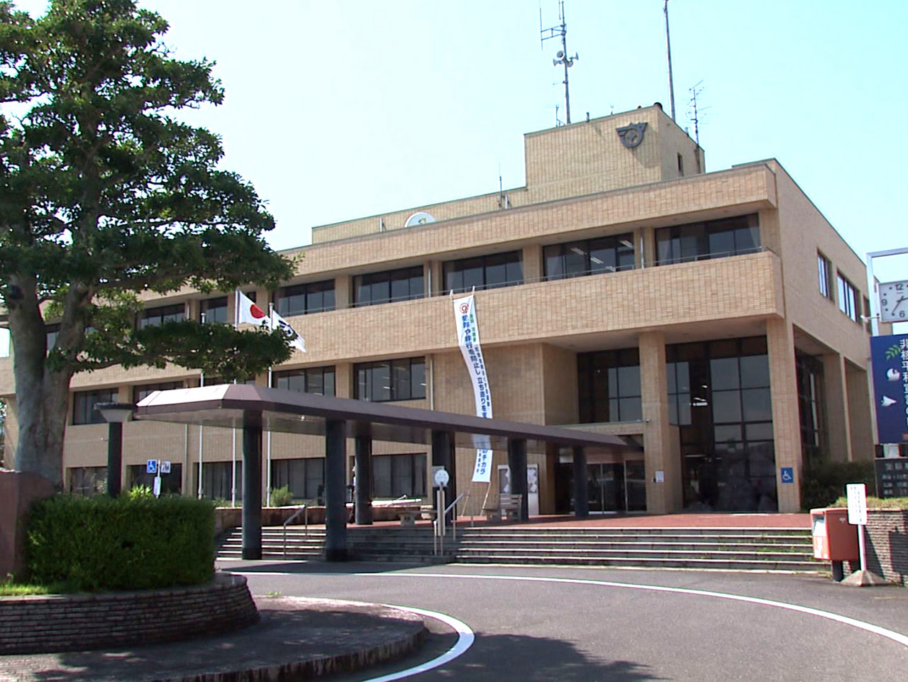 揖斐郡池田町の岡﨑和夫町長からセクハラを受けたとして町職員が4日会見を開き、町に...
