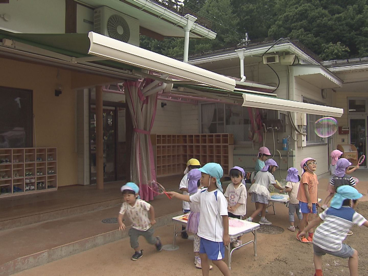 厳しい暑さから子どもたちを守ろうと、高山市に本社を置く住宅設計・リフォームのロビ...