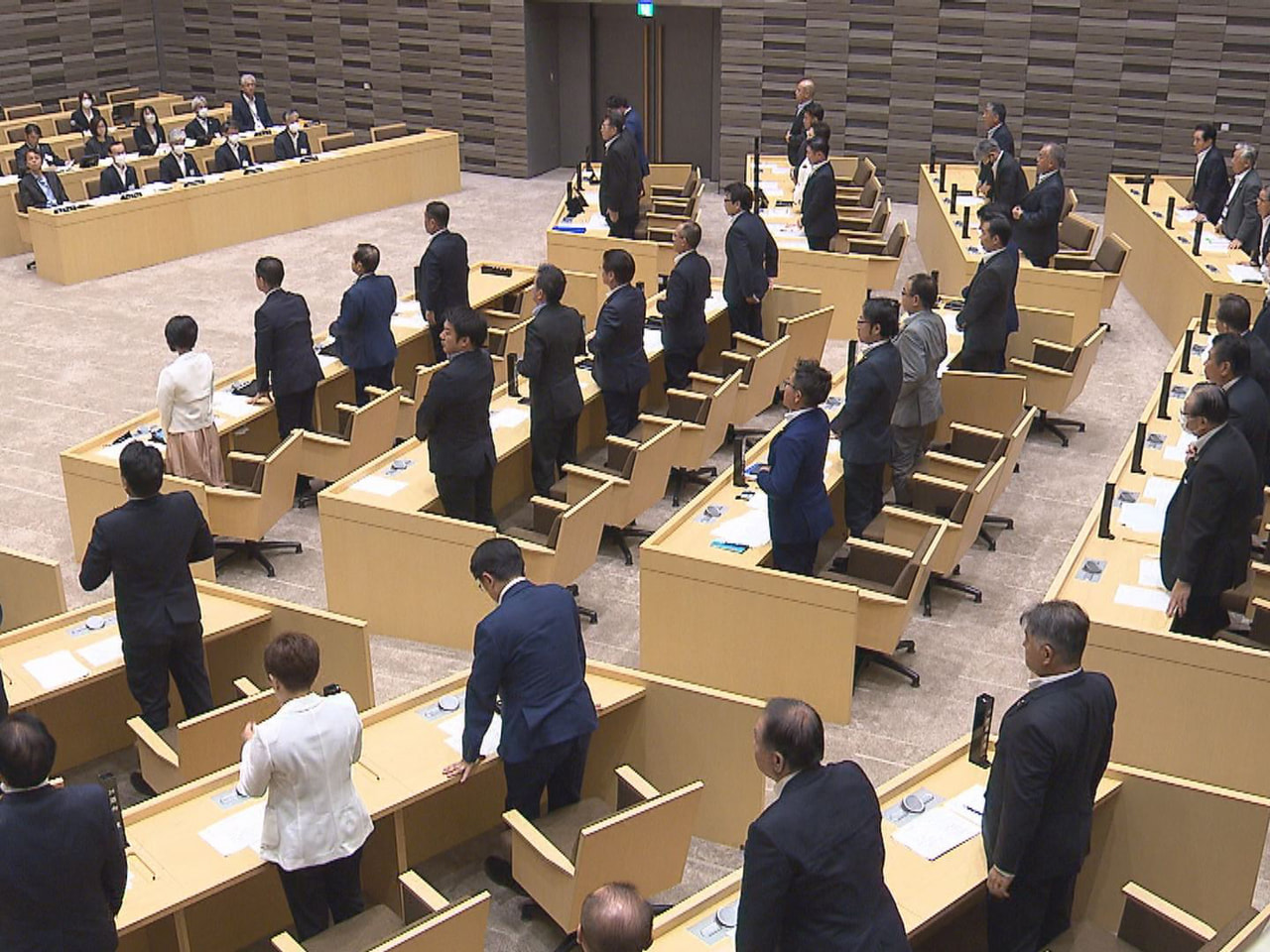 県議会の6月定例会は6日、新型コロナウイルスに対応する医療機関などへの支援を盛り...