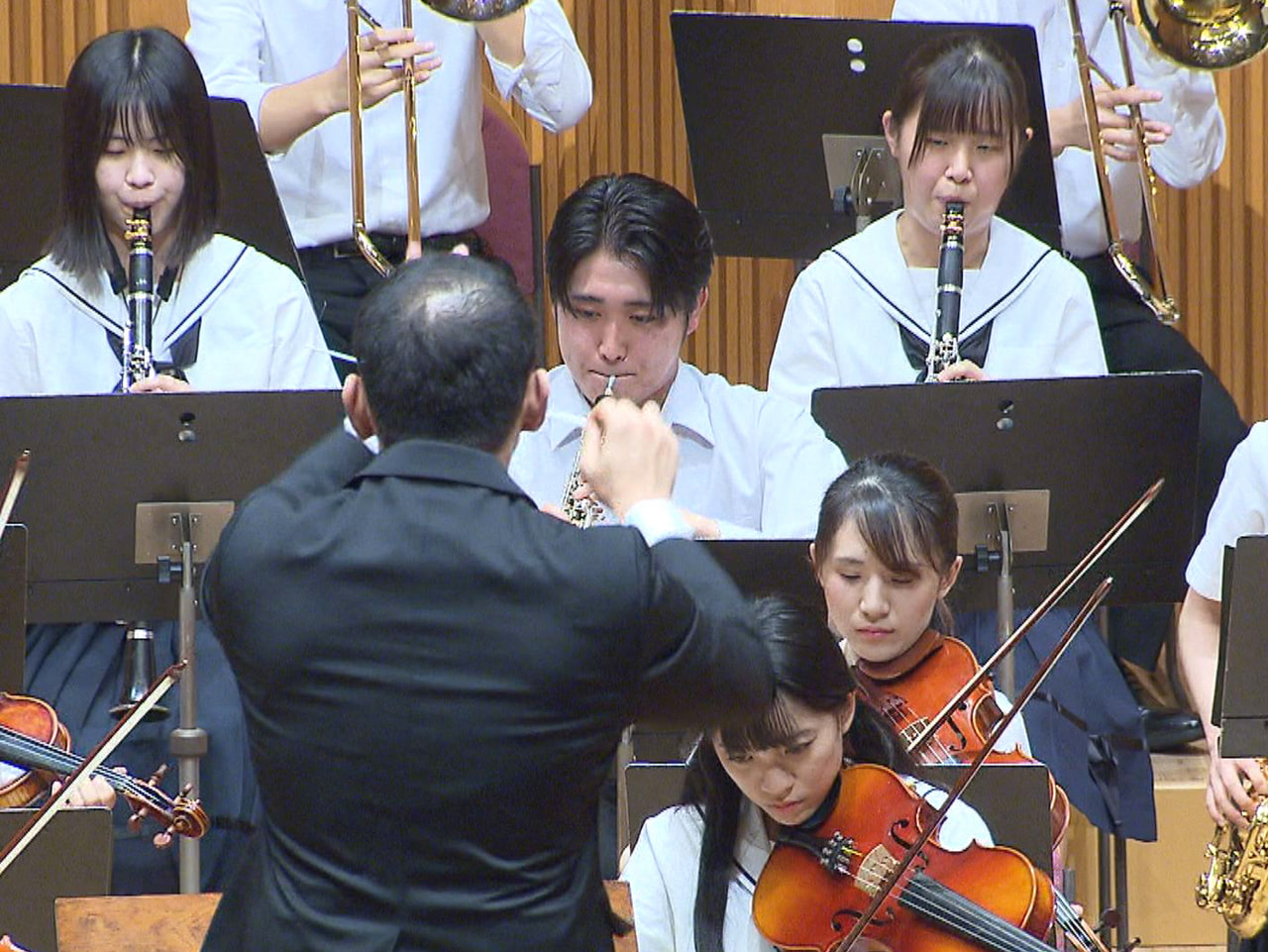 岐阜市の加納高校音楽科の定期演奏会が８日、岐阜市で開かれ、生徒が迫力のある合唱や...