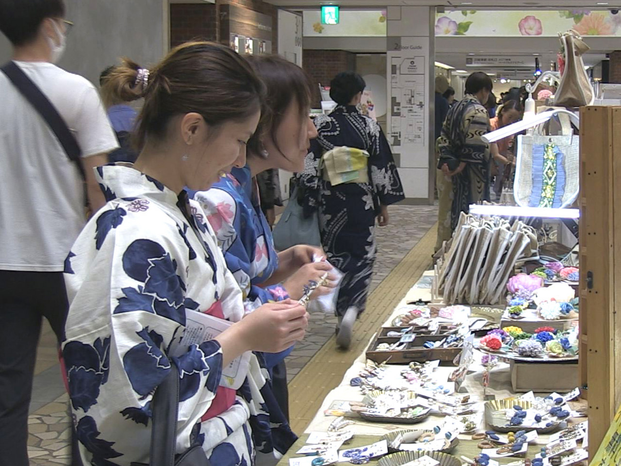 ゆかたの着付けを学び、そのまま岐阜駅周辺を散策する「ゆかた祭り」が9日、岐阜市で...
