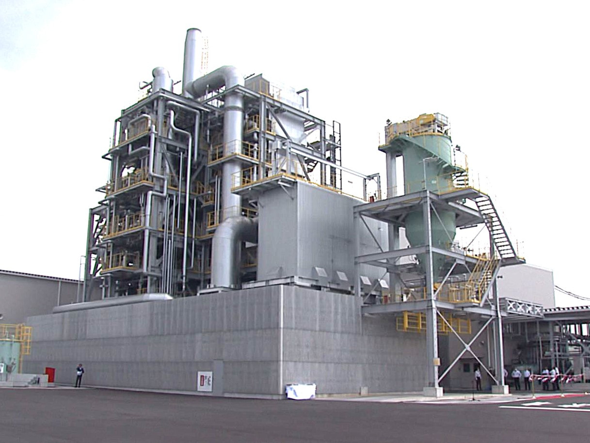 間伐材を燃やして発電する地産地消型のバイオマス発電所が安八郡神戸町に完成し、12...
