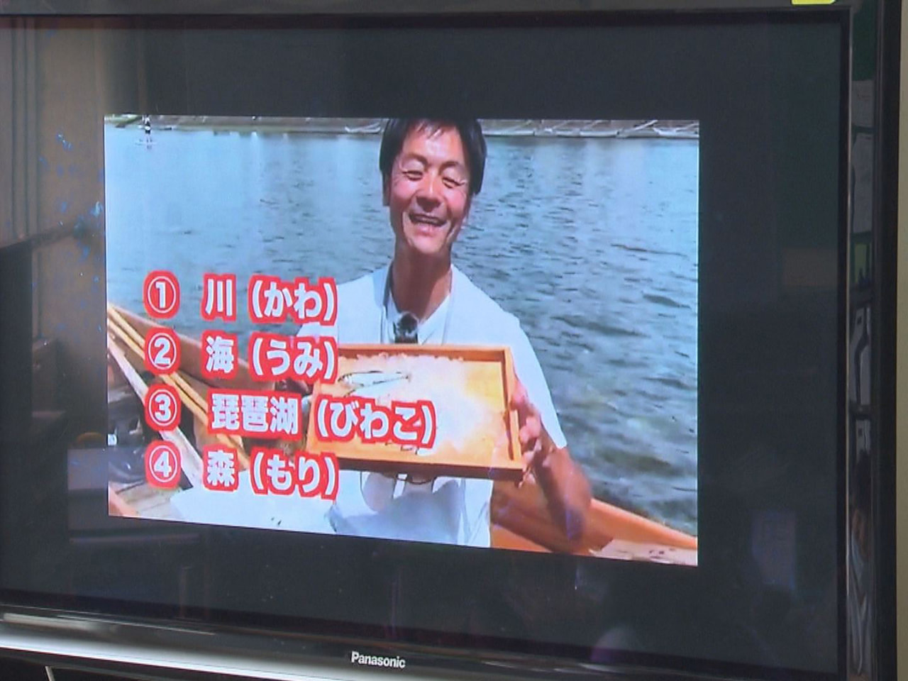 岐阜市内の小学校低学年に向けた一斉授業が14日行われ、川漁師の平工顕太郎さんが長...