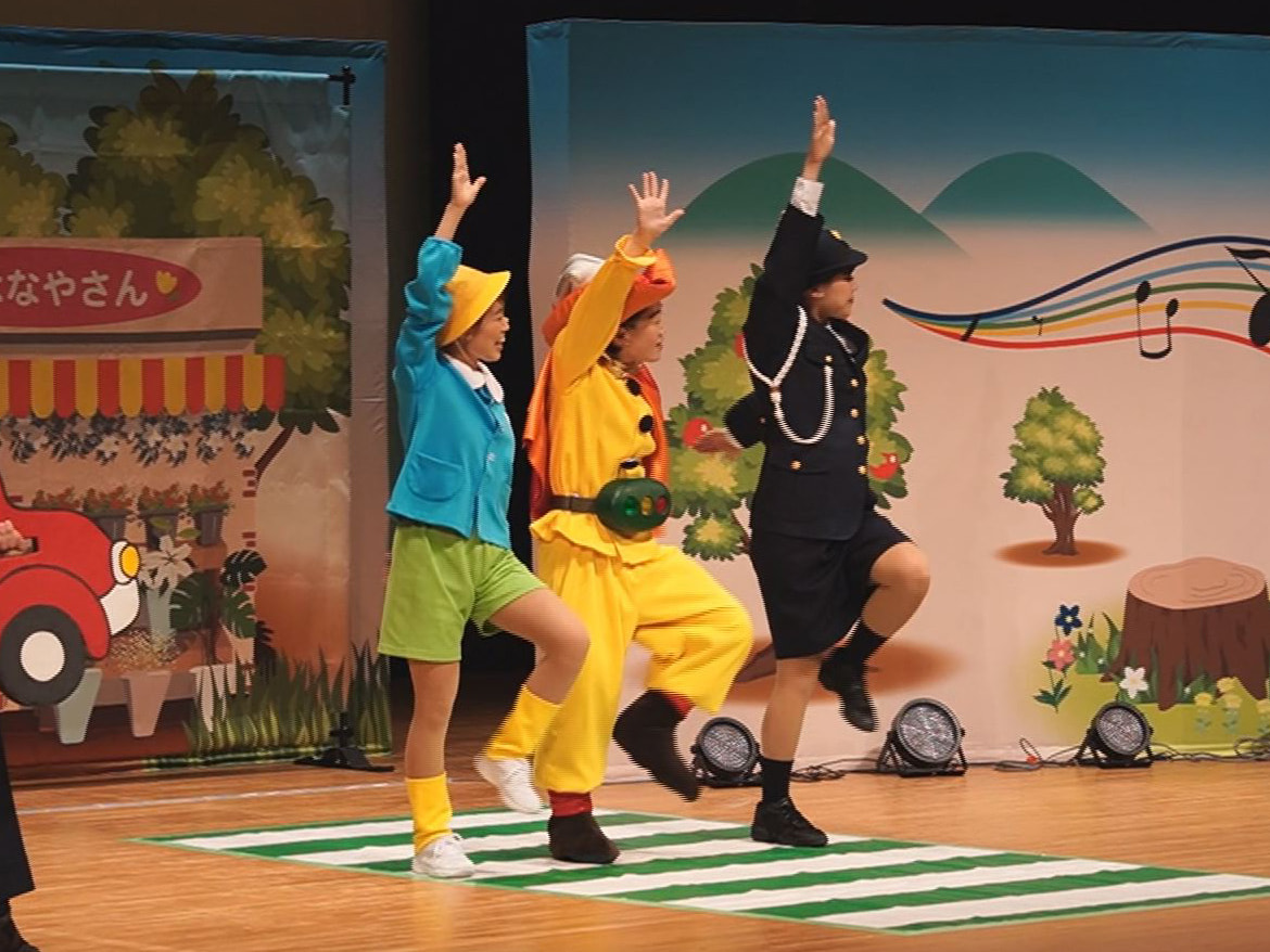 交通ルールを楽しく学ぶ「交通安全ミュージカル」の公演が14日、郡上市で開かれまし...