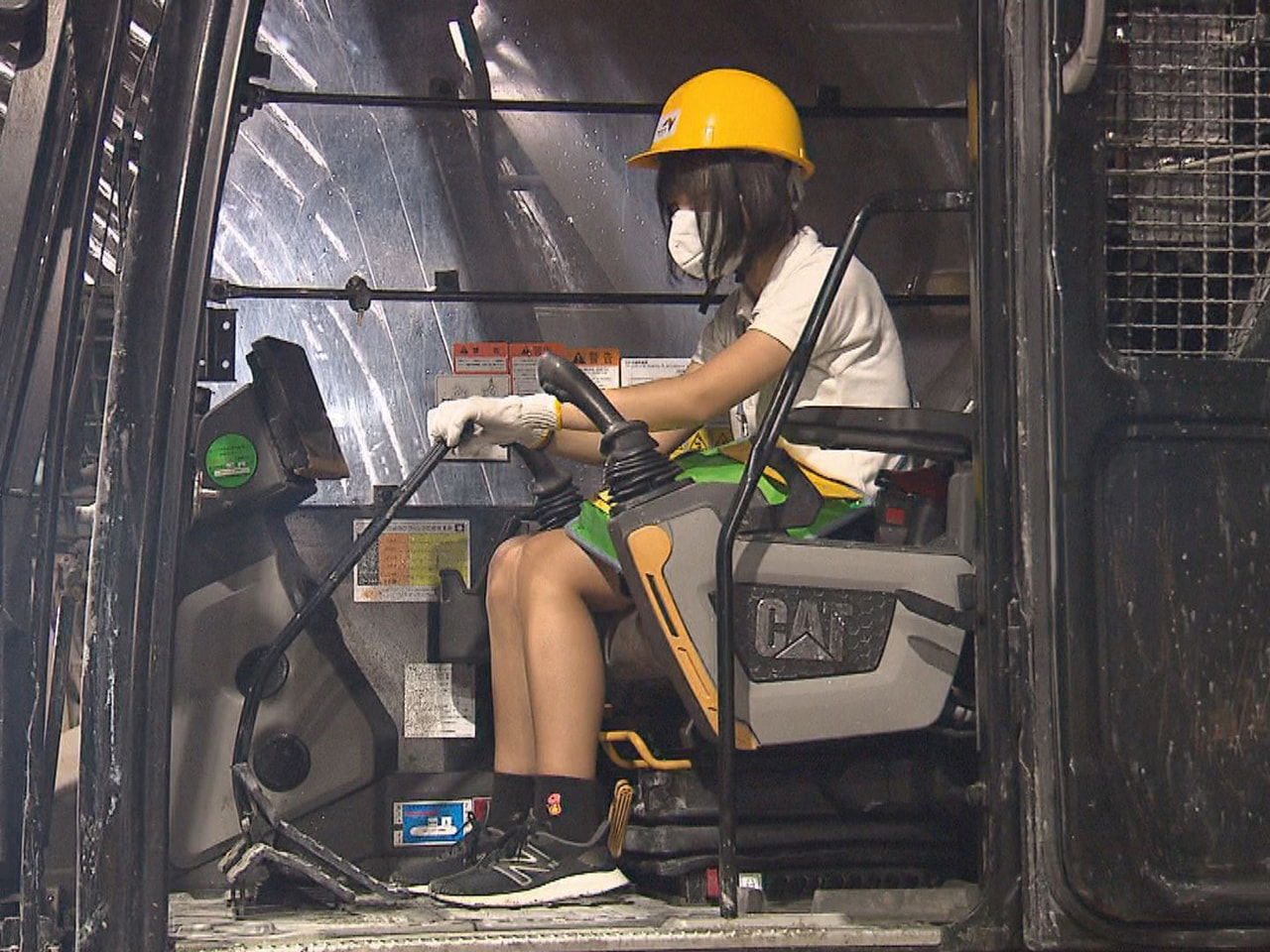 東海環状自動車道の養老トンネルの工事現場で現地見学会が開かれ地元の小学生が工事の...