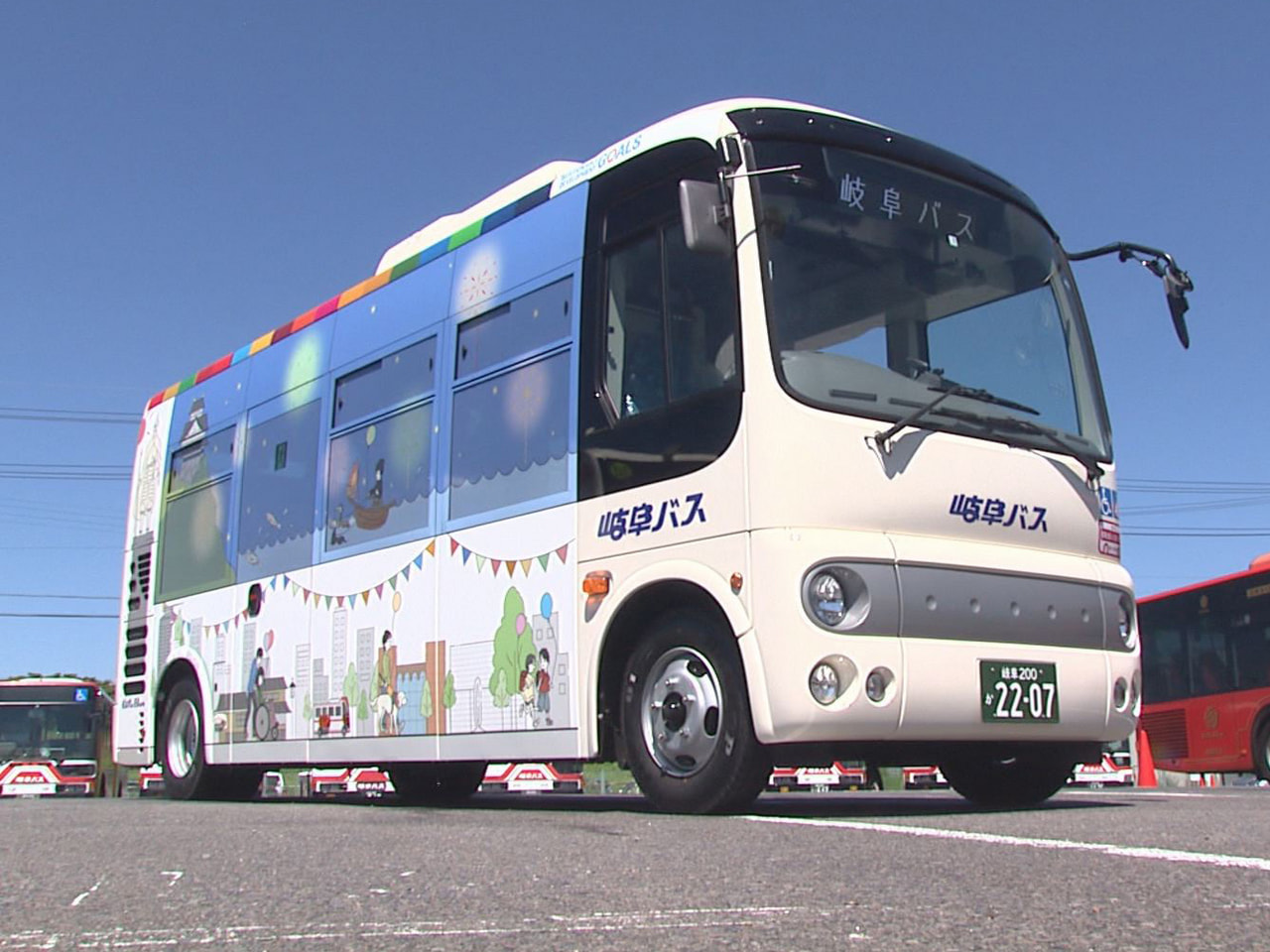 学生らと共同製作のバスがお披露目 岐阜バス創立８０周年記念