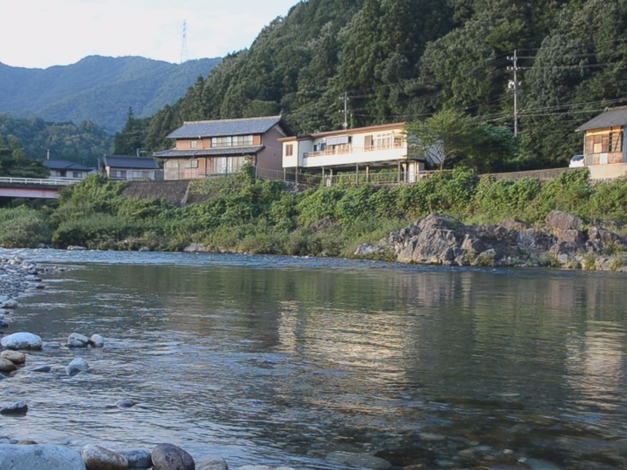 18日午後、美濃市の板取川で、水浴びをしていたとみられる男性(72)が溺れて死亡...