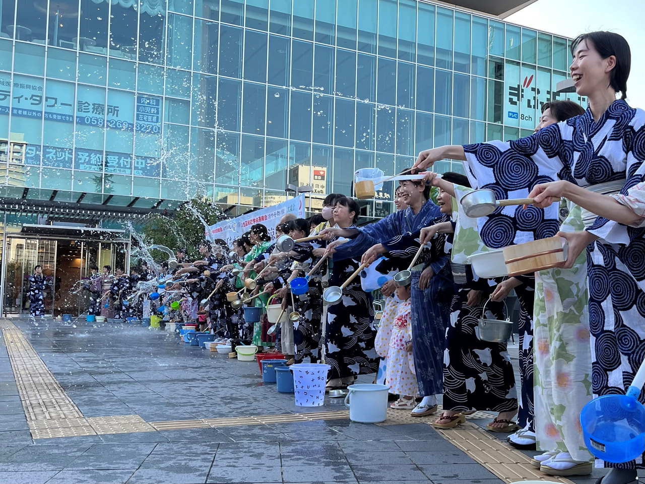 22日は午前中から晴れて夏空が広がり、美濃市で35度を観測するなど厳しい暑さとな...