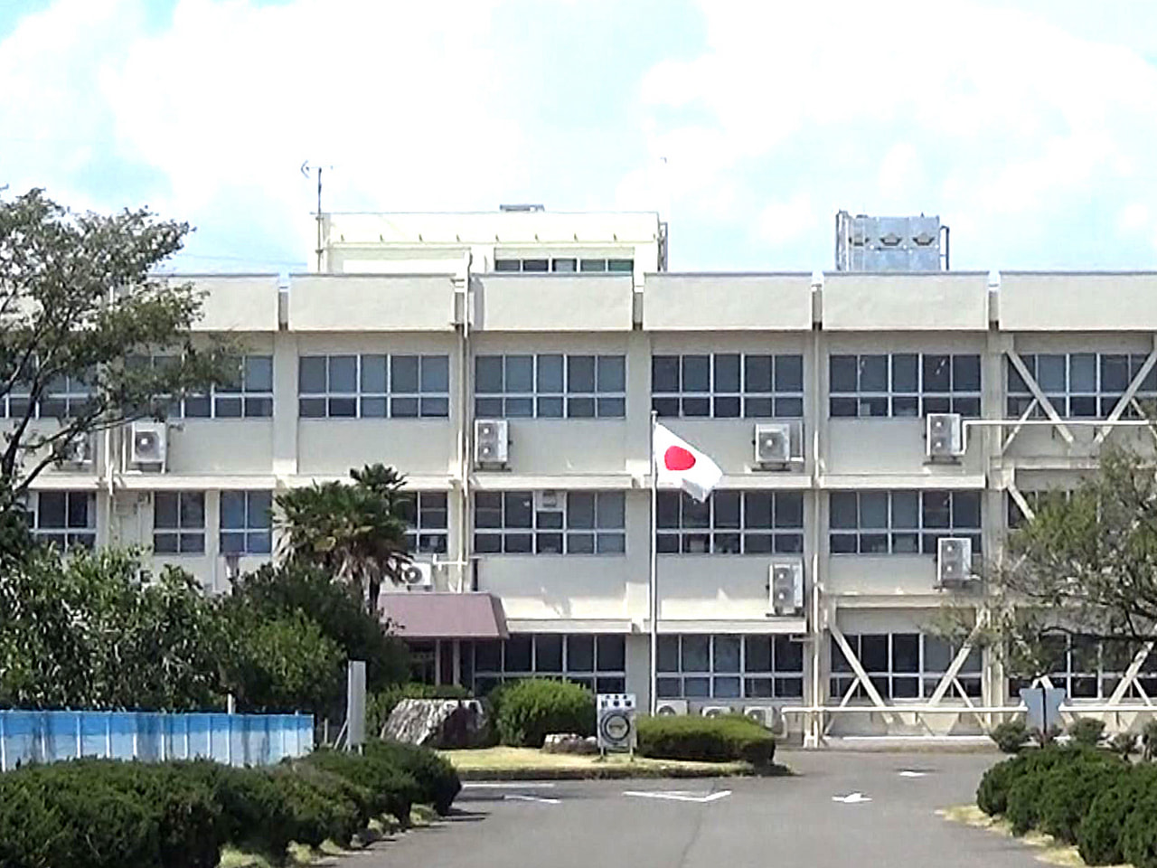 県は16日、羽島市の路上で10代の女性を転倒させ、下半身を触るわいせつな行為をし...