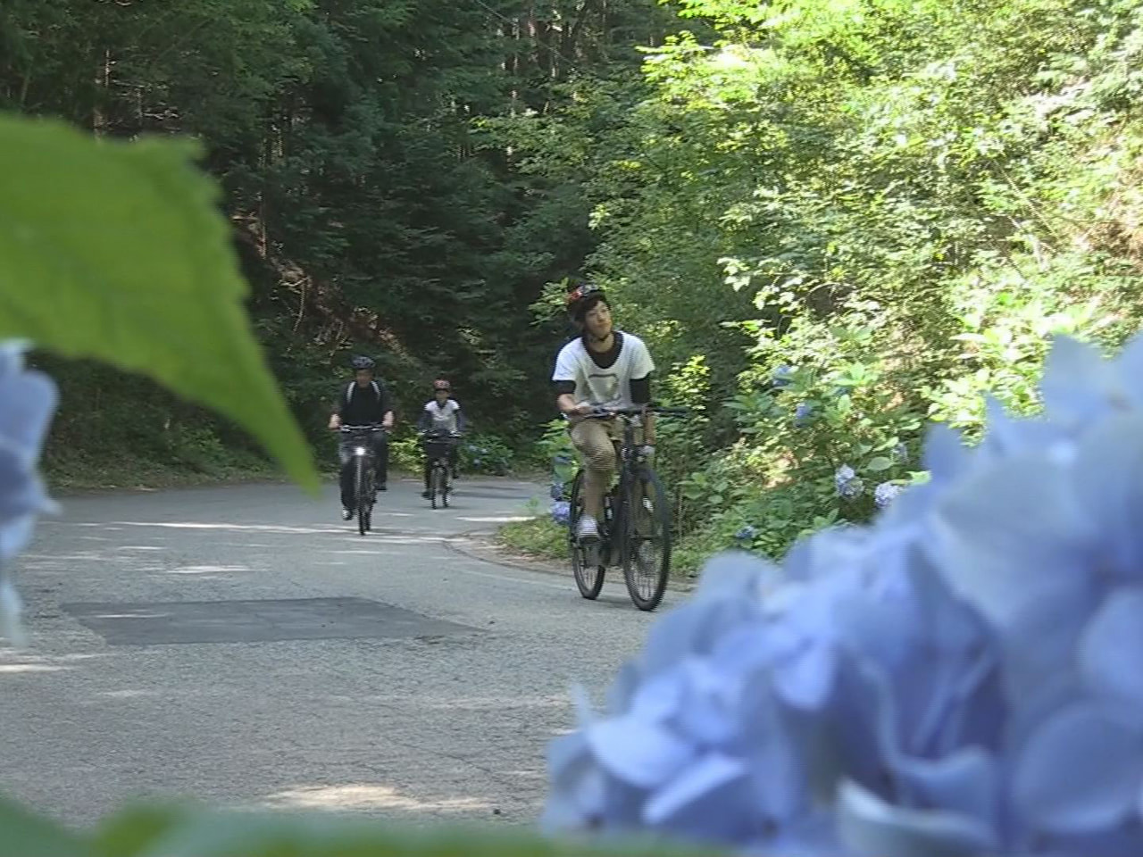 飛騨の豪族「両面宿儺」の伝説が残る里山を、電動アシスト付き自転車＝Ｅ—ｂｉｋｅ（...