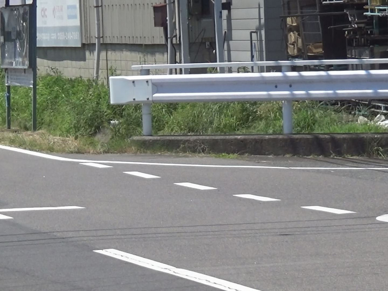 28日朝、羽島郡岐南町で、交差点を歩いて渡っていた小学生2人が軽トラックにはねら...