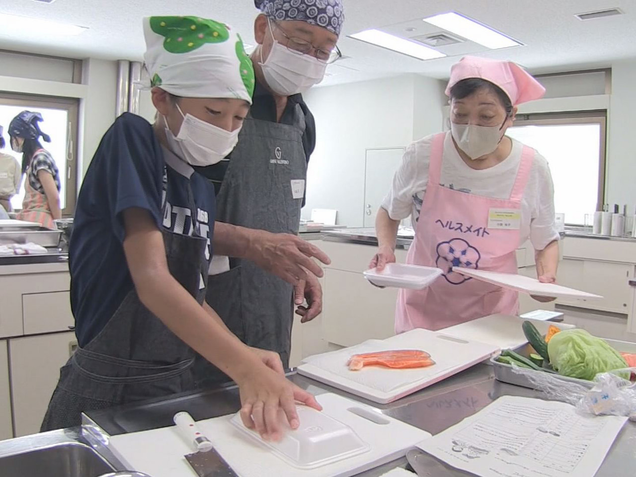 高山市で１日、小学生親子を対象にした料理教室が開かれ、参加者が栄養バランスのとれ...