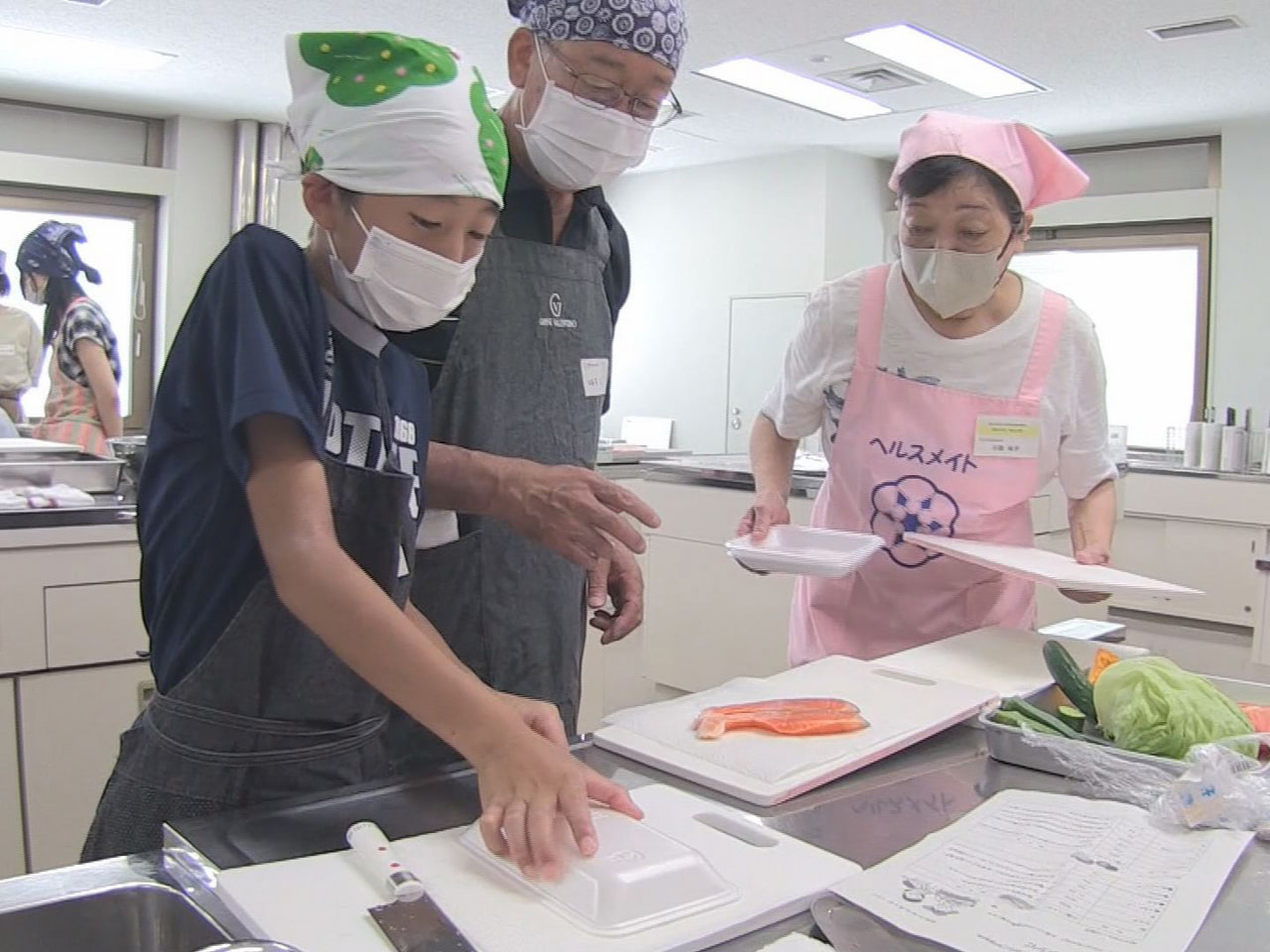 高山市で1日、小学生親子を対象にした料理教室が開かれ、参加者が栄養バランスのとれ...
