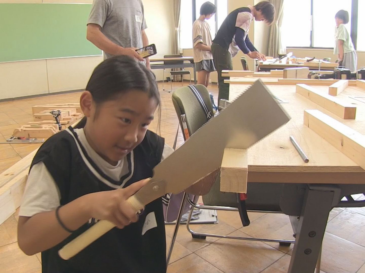 高山市で3日、夏休みの小中学生を対象にした木工教室が開かれ、子どもたちが飛騨の匠...