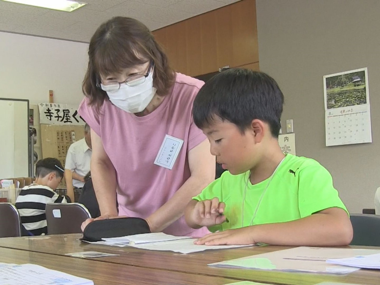 夏休み中の小学生の学習をサポートする「寺子屋」の取り組みが8日、高山市久々野町の...