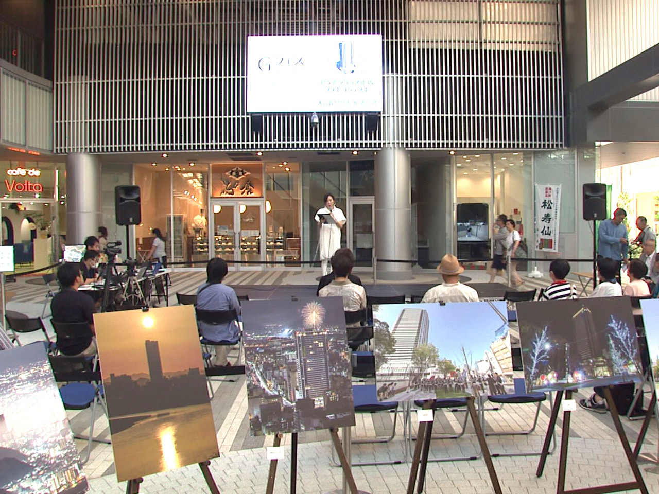 岐阜市の柳ケ瀬グラッスル３５で１３日、映像と写真をコンセプトにしたイベントが行わ...