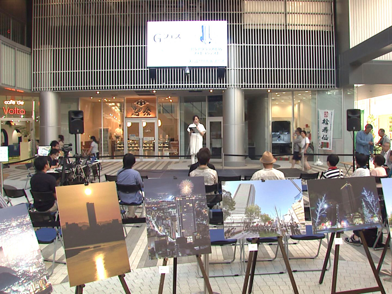 岐阜市の柳ケ瀬グラッスル35で13日、映像と写真をコンセプトにしたイベントが行わ...