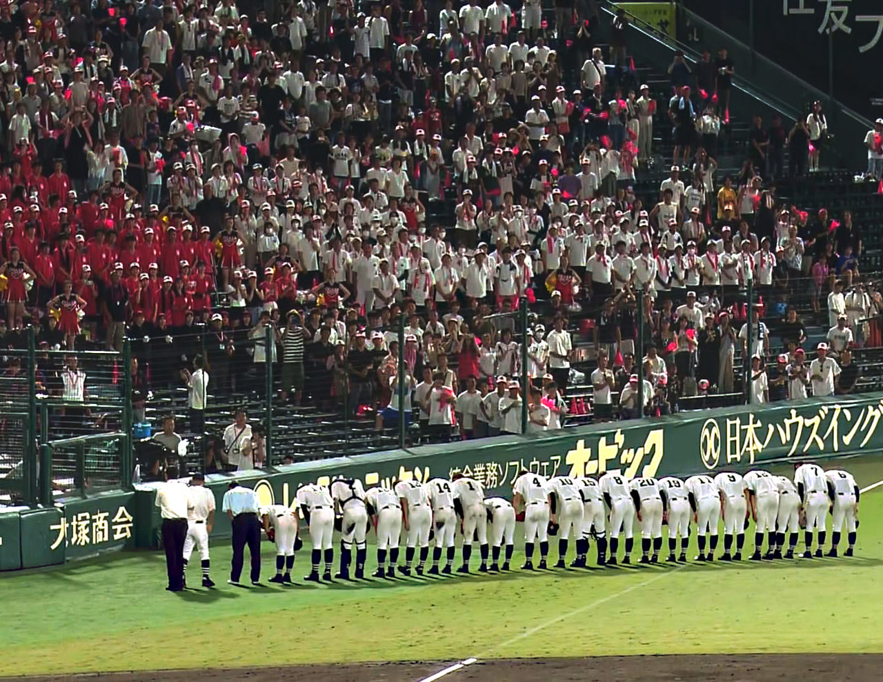 第１０５回全国高校野球選手権記念大会は１３日、阪神甲子園球場で２回戦４試合が行わ...