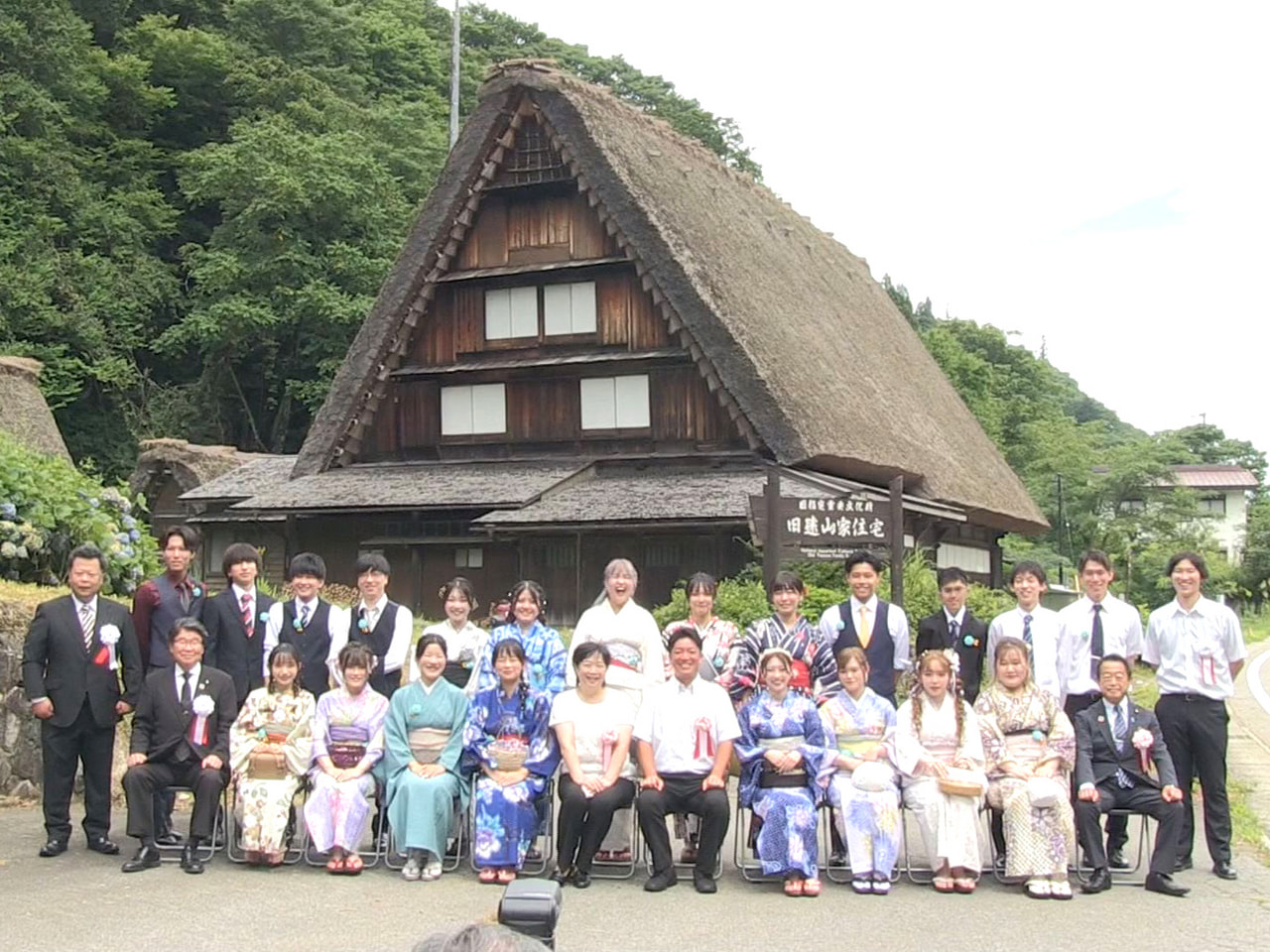 大野郡白川村で14日、二十歳を祝う会が行われ、お盆休みに帰省した同級生らと門出を...