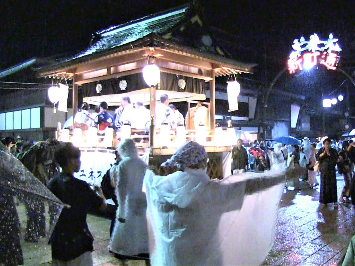 郡上市八幡町で4年ぶりに通常開催されている日本三大盆踊りの一つ「郡上おどり」で、...