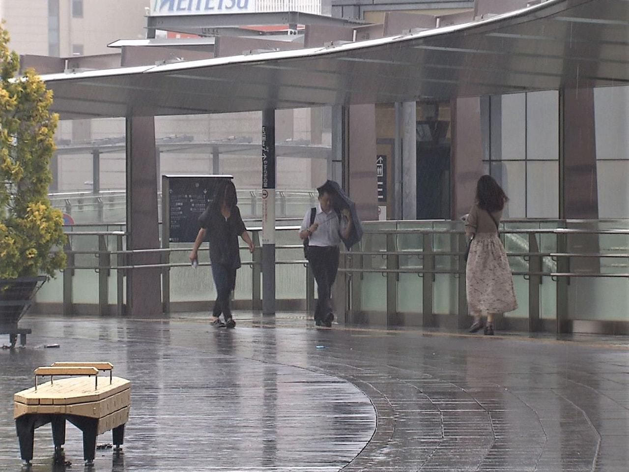 台風7号は15日午後、兵庫県明石市付近に再上陸した後、豊岡市付近の海上を北に進ん...