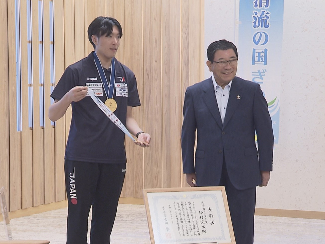 フェンシング世界選手権の男子フルーレ団体で初優勝した鈴村健太選手が２１日、県庁を...