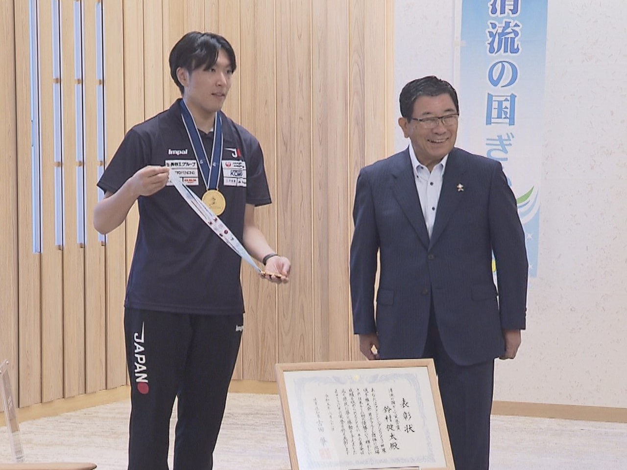 フェンシング世界選手権の男子フルーレ団体で初優勝した鈴村健太選手が21日、県庁を...