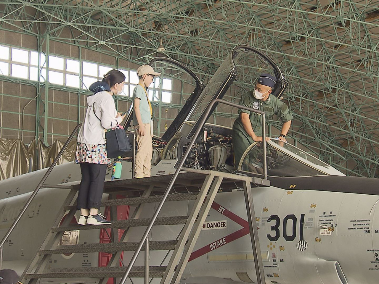 各務原市で21日、戦闘機のコックピットに搭乗できるイベントが行われ、夏休みの子ど...