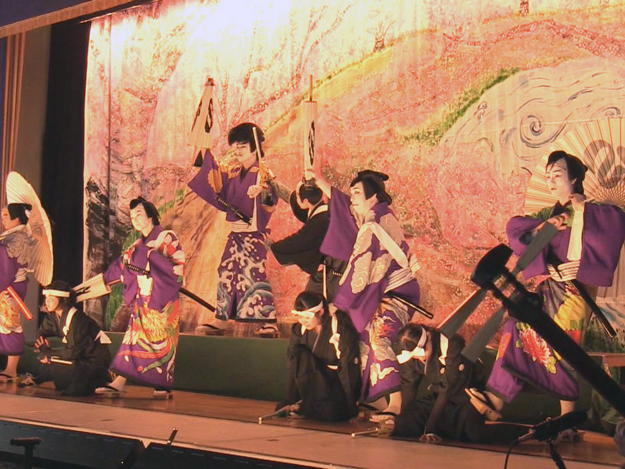 飛騨市河合町で地歌舞伎の公演が行われ、大人と子どもたちが約150人の観衆の前で、...