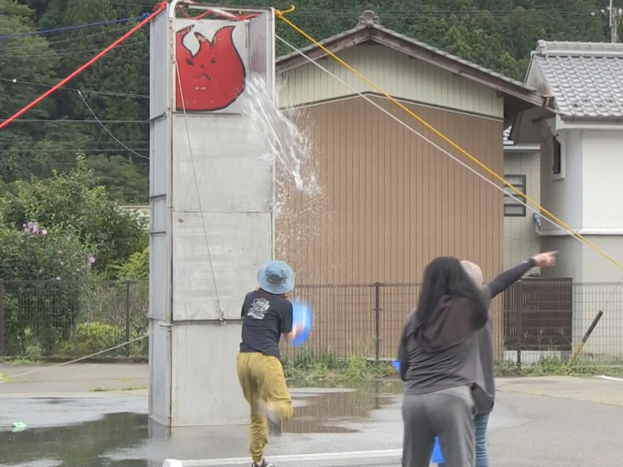 バケツによる消火の技術を競うバケツ注水会が27日、岐阜県下呂市で4年ぶりに開かれ...