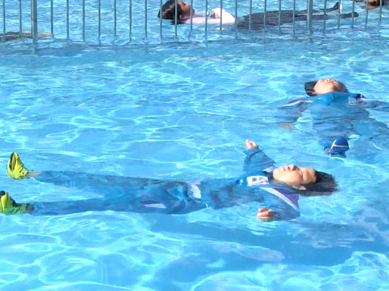 服を着たままで泳ぐ「着衣泳」の講習会が高山市の小学校で行われ、児童らが水難事故に...